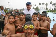 El alcalde de Lima, Luis Castañeda Lossio, con los pequeños nadadores del Club Sinchi Roca.