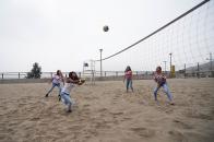 El Club Santa Rosa aprovecha su cercanía al mar y ofrece espacios para la práctica del vóley playa.