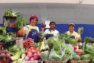 Los vecinos pueden disfrutar de vegetales frescos a precios más bajos, gracias al programa municipal Lima Produce.