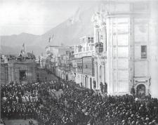 Calle Pescadería y Plaza de Armas, 1890. A la izquierda el Palacio de Gobierno tras el incendio del 6 de diciembre de 1884.