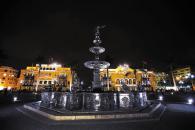 Hermosa imagen nocturna de la Plaza de Armas de Lima. Atrás, el palacio Municipal.