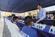 El maestro ruso de ajedrez Ivan Popov se enfrenta simultáneamente con más de 50 competidores peruanos en el programa municipal Jaque Mate. 