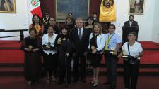 Seis mujeres destacadas posan junto al alcalde, después de recibir su condecoración en el marco del Día Internacional de la Mujer.